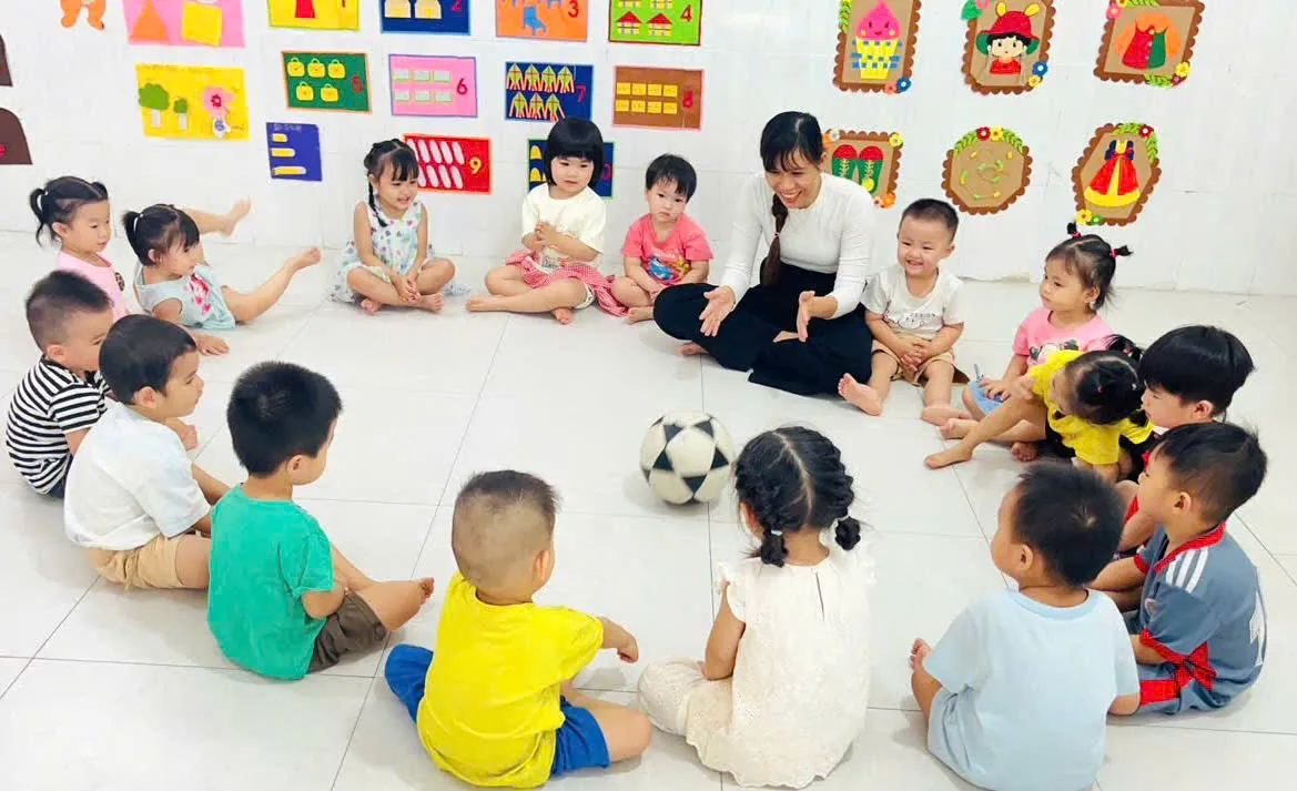 Cô giáo hướng dẫn bé học