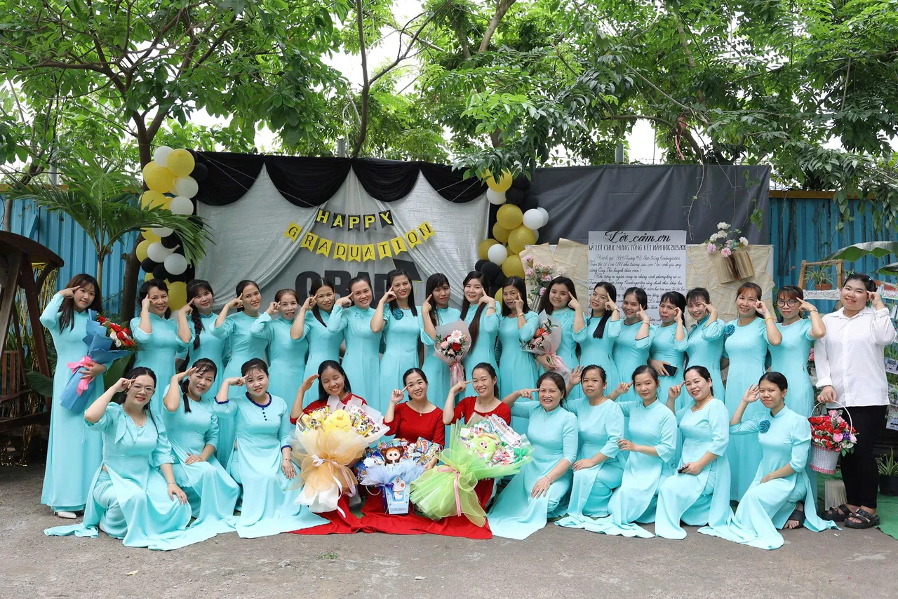 Cô giáo áo dài tốt nghiệp