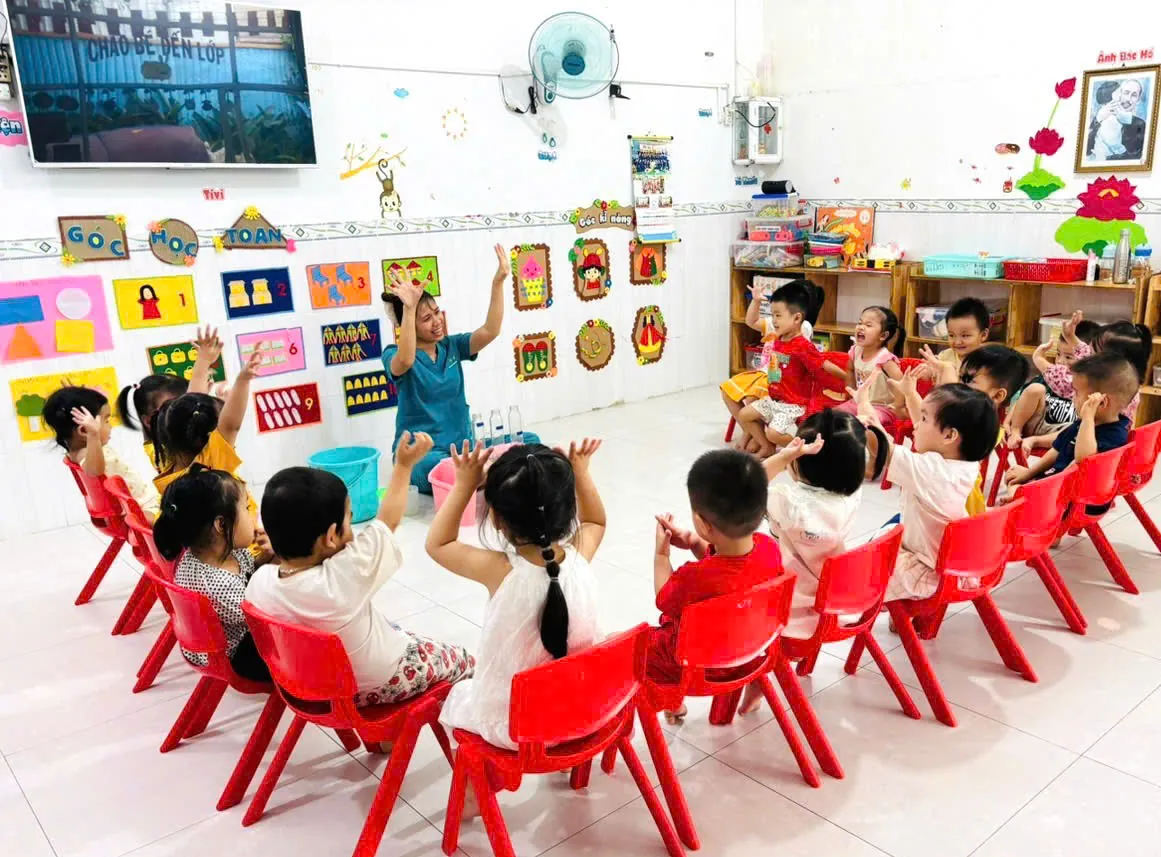 Các bé vui học cùng cô giáo tại Mầm Non Sao Sáng Kindergarten Hóc Môn