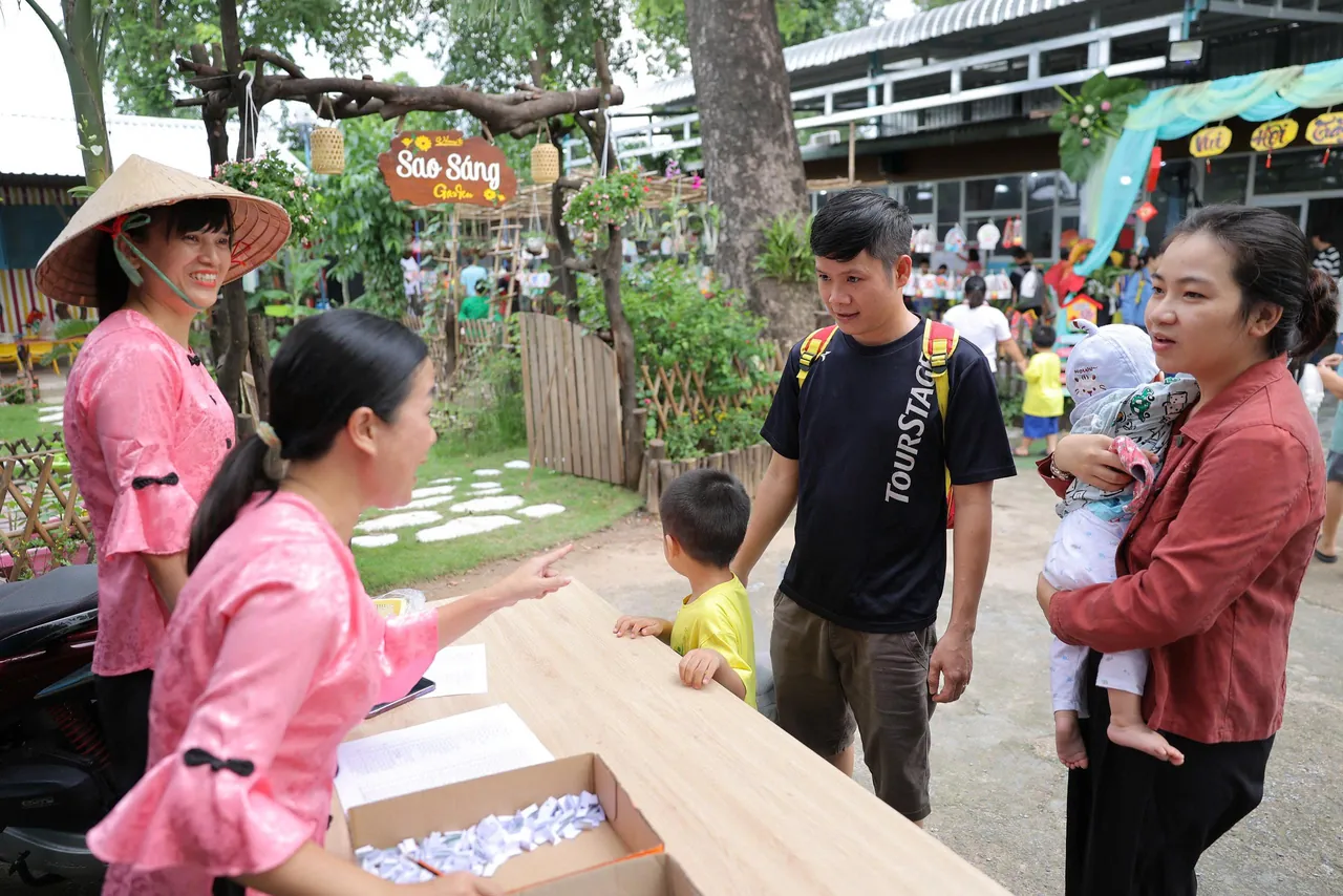 Lễ tân đón khách lễ hội Sao Sáng