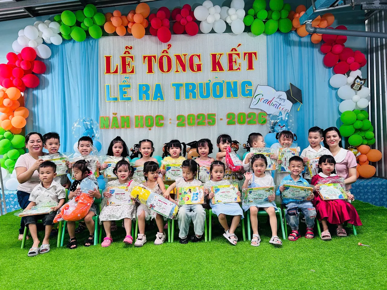 Nghi thức trao bằng cử nhân nhí