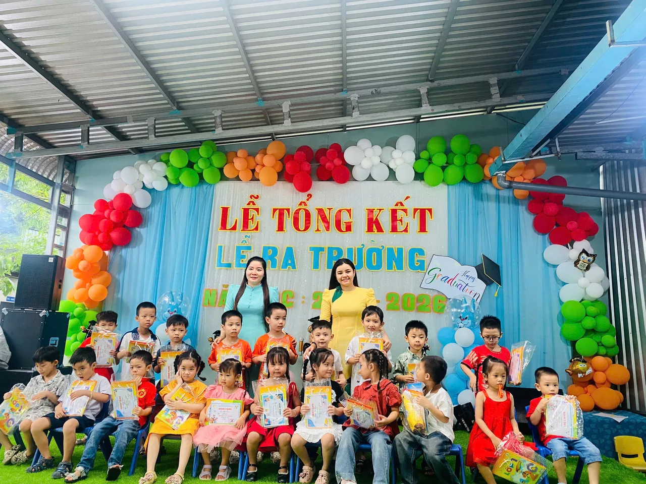 Ảnh kỷ niệm tập thể lớp lá